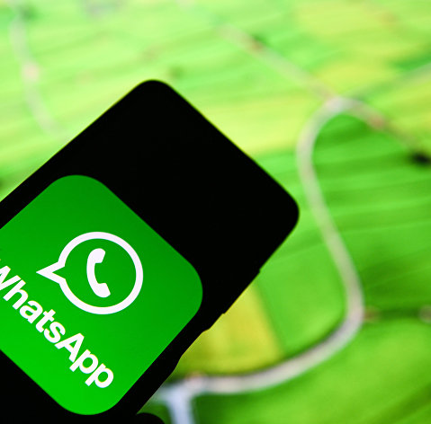 Приложение мессенджера WhatsApp на экране смартфона